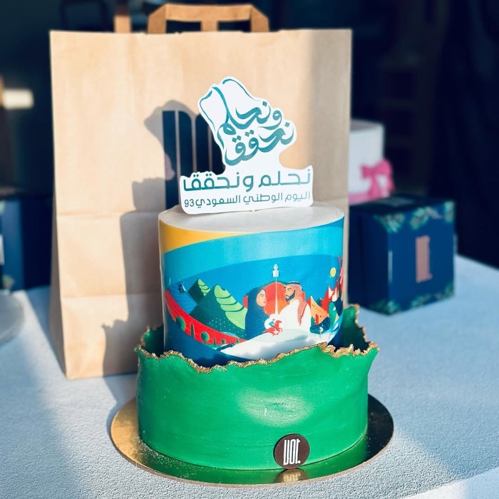 كيك اليوم الوطني مكتوب عليها «نحلم ونحقق اليوم الوطني السعودي 93» من دوت كيك آرت في الأحساء والخبر