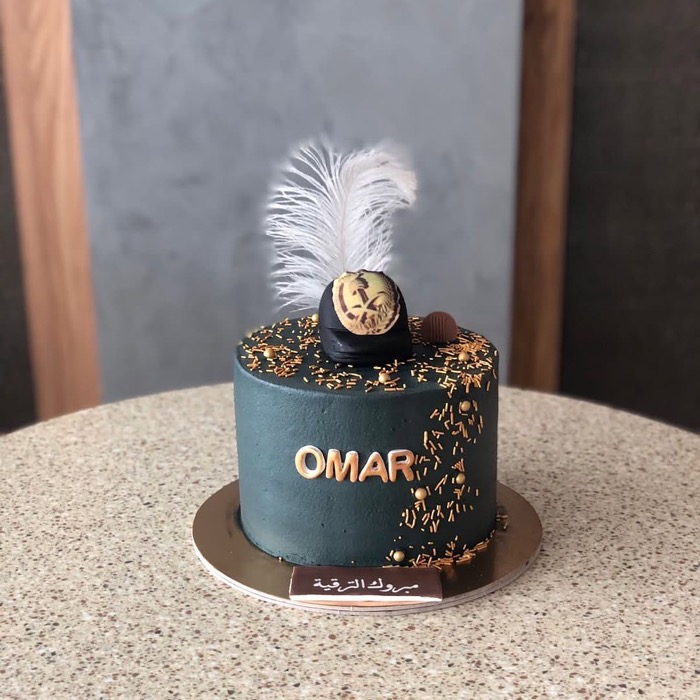 كيك ترقية وتكريم مكتوب عليها «OMAR'" ٠١٨/١٠ مبروك الترقية» من دوت كيك آرت في الأحساء والخبر