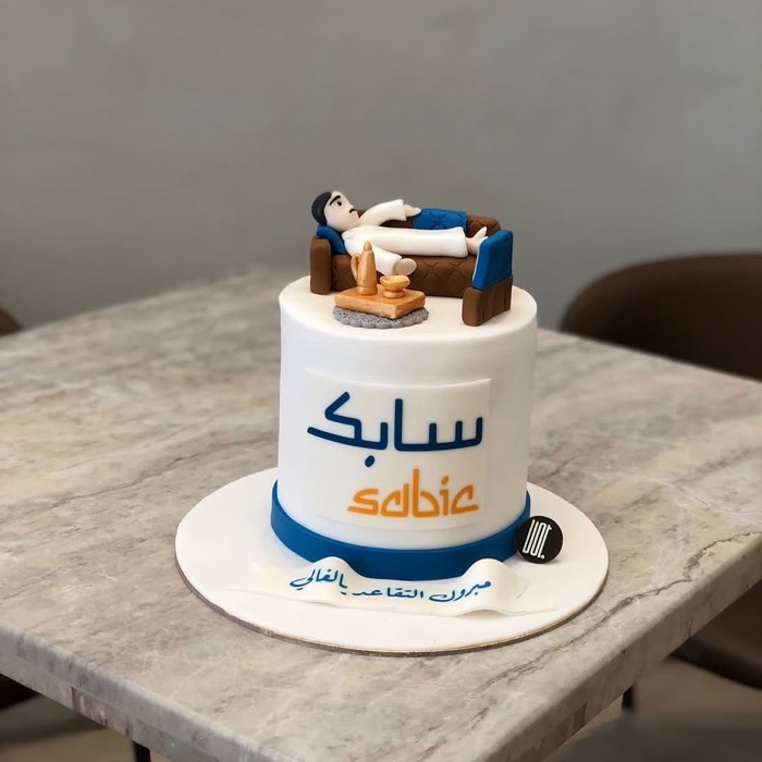 كيك تقاعد مكتوب عليها «سابك sdbic مبرون التقاعد بالغالي» من دوت كيك آرت في الأحساء والخبر